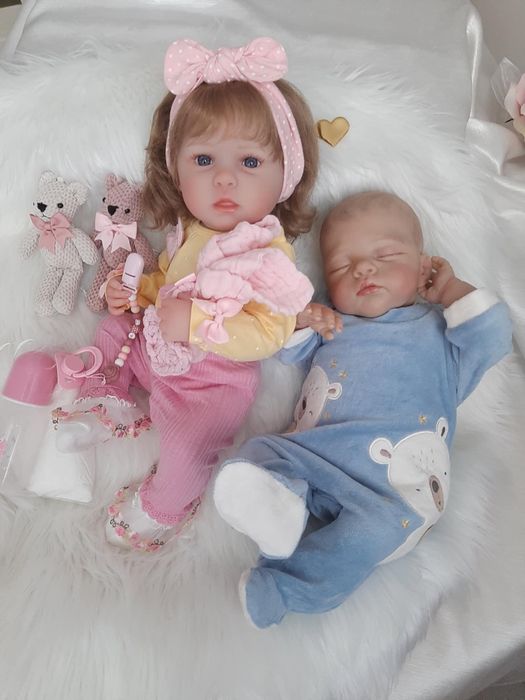 Piękna pełno winylowa lala w typie reborn