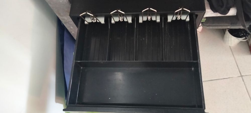 Caixa de dinheiro com cabo para computador