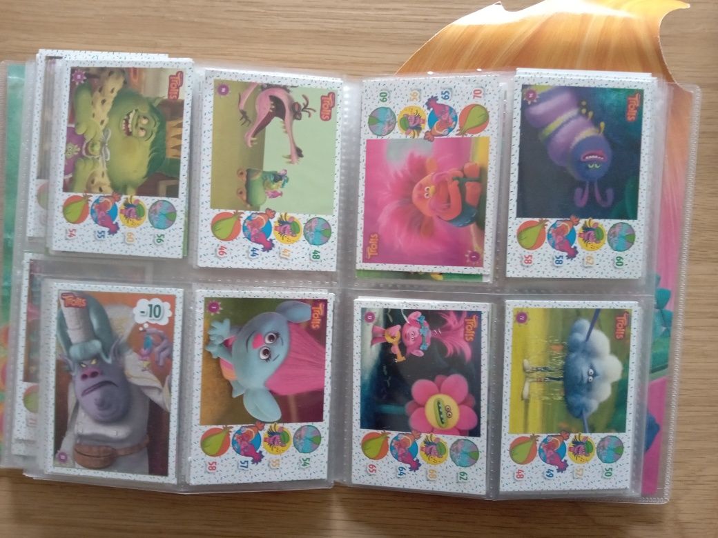 Album z kartami z bajki Troll. 176 kart i 36 naklejek kolekcjonerskich
