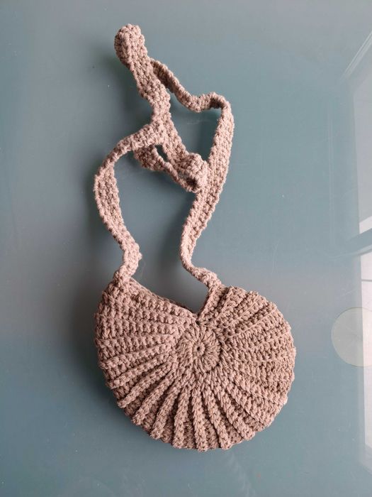 Mala em forma de caracol feita em crochet