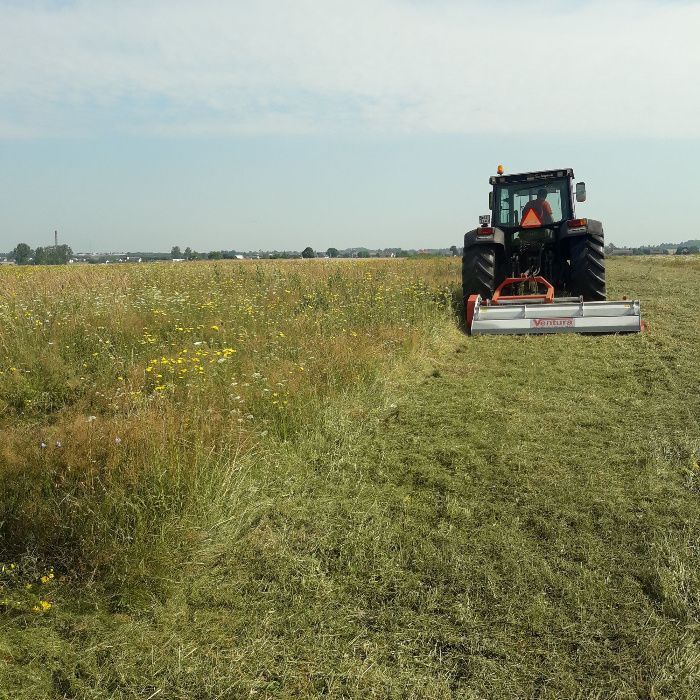 koszenie wysokiej trawy łąk nieużytków kosiarką bijakową mulczer