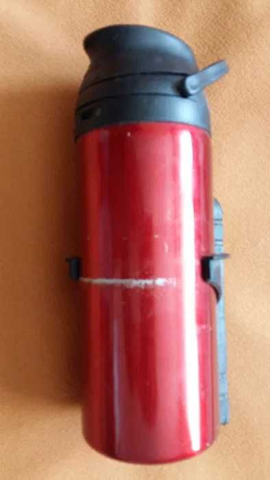 Bidon rowerowy z mocowaniem do ramy,metalowy.