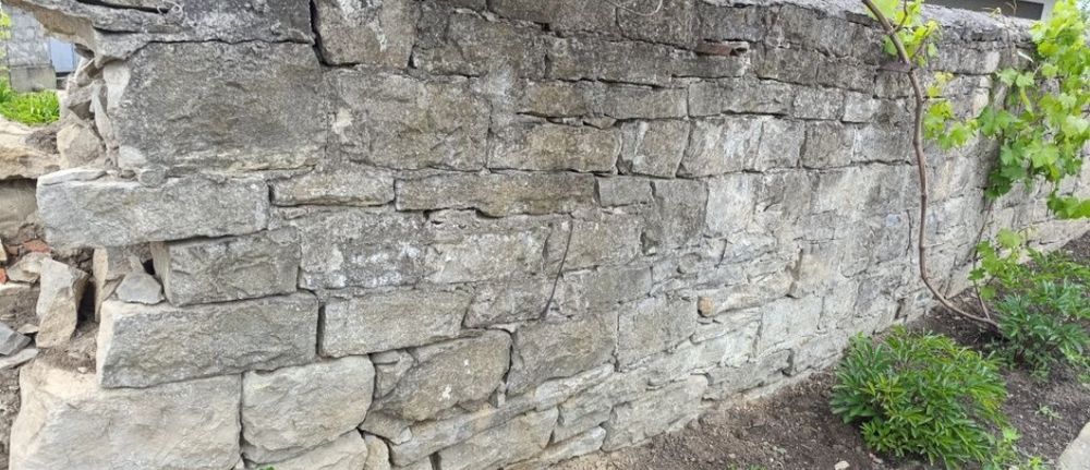 Продається природний бутовий камінь.