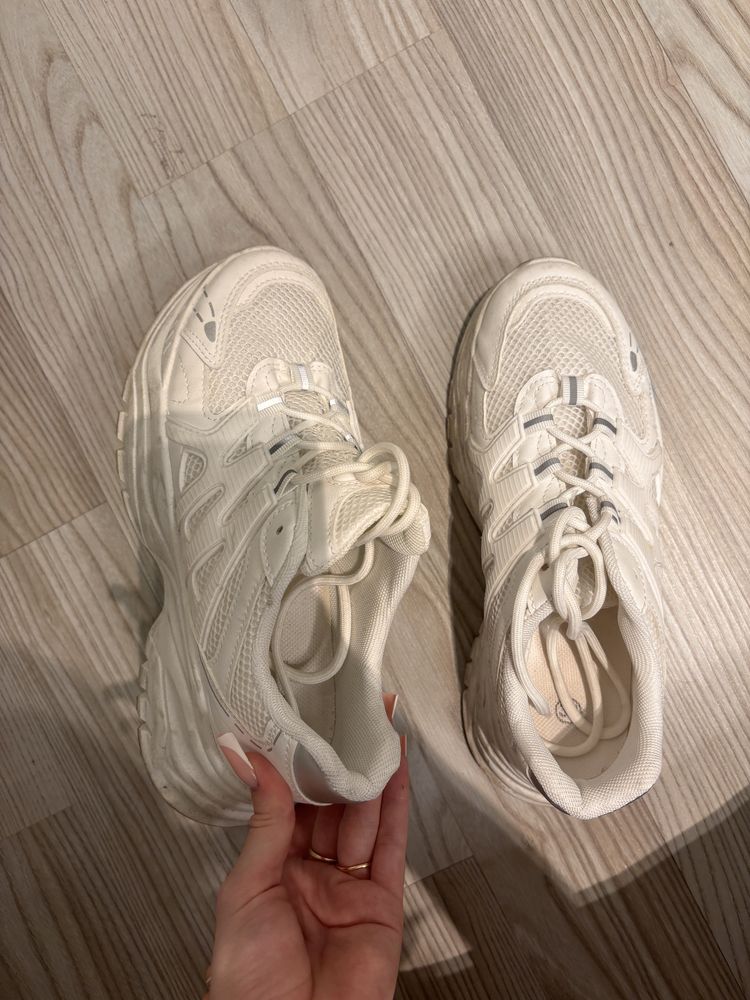 Proste białe buty damskie