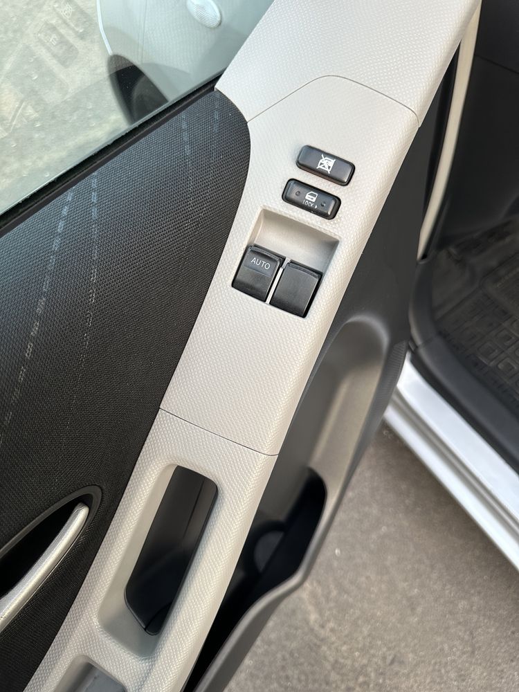 Продам свой автомобиль Toyota Yaris 2006. Безключевой, на кнопке.