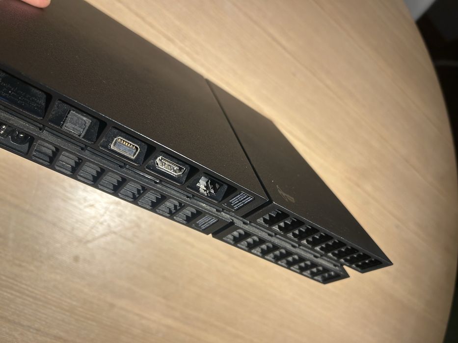 PS4 1 TB (Usada mas em bom estado)