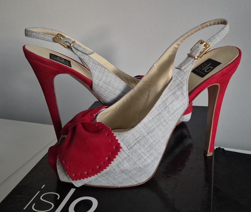 Szpilki z paskiem na pięcie