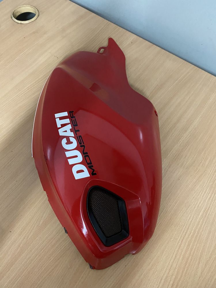 Osłona Nakładka Zbiornik Ducati Monster 696 owiewka bok 4803/2601B