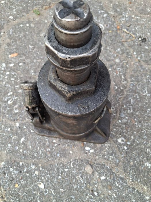 Продам домкрат 5т