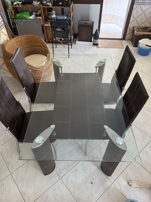 Mesa de sala de jantar com 4 cadeiras