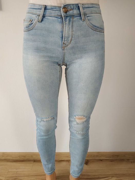 Spodnie jeansowe z dziurami