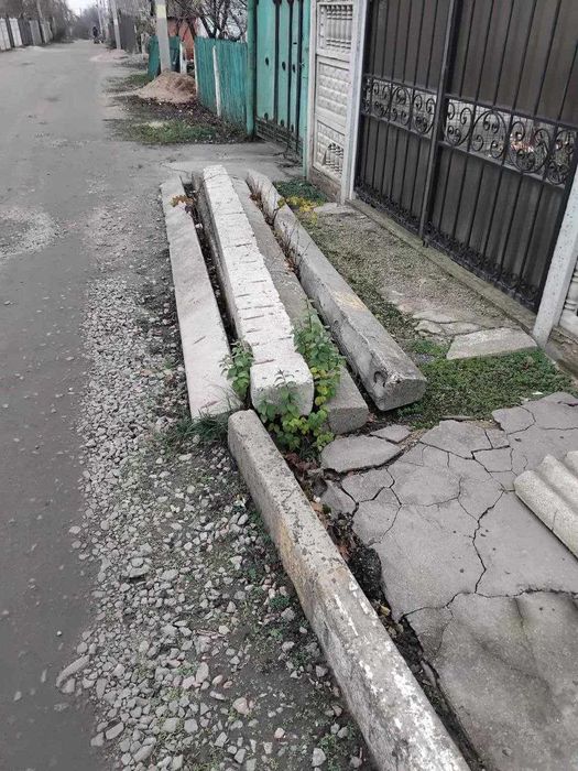 Бетонний бардюр.