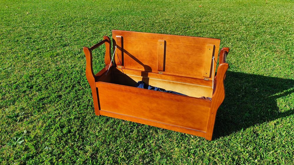 Banco arca e pequena mesa