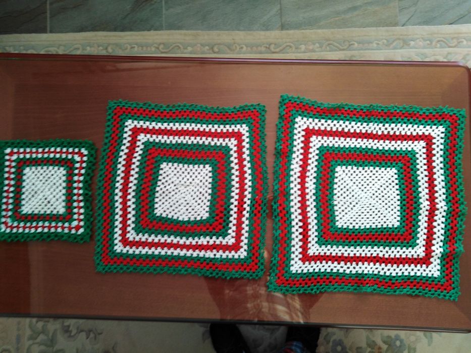 Zestaw serwetek robione na szydełku kwadrat.
