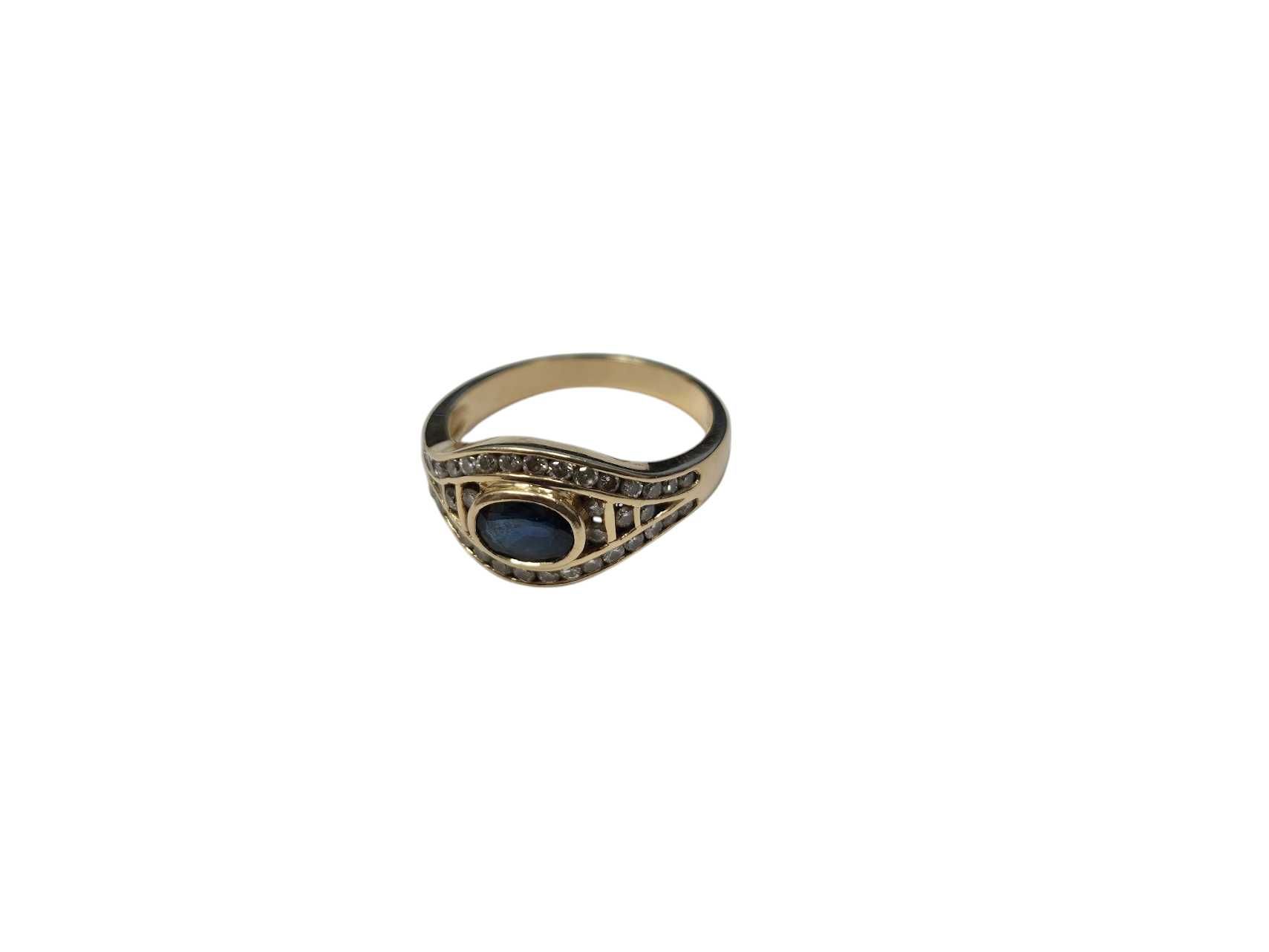 Złoty Pierścionek z Szafirem 0,7ct i Diamentami 0,24ct - 585 / 3,77g
