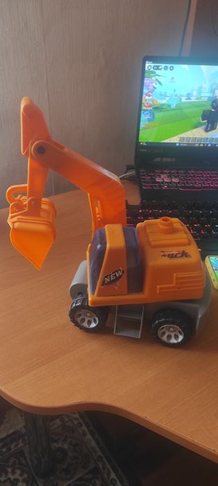 Трактор с ковшом