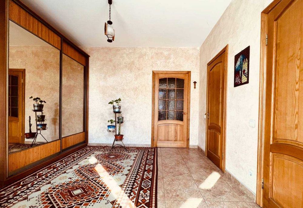 Продаж жилого будинку. Газ,камін,твердопалевний котел,гараж,підвал.