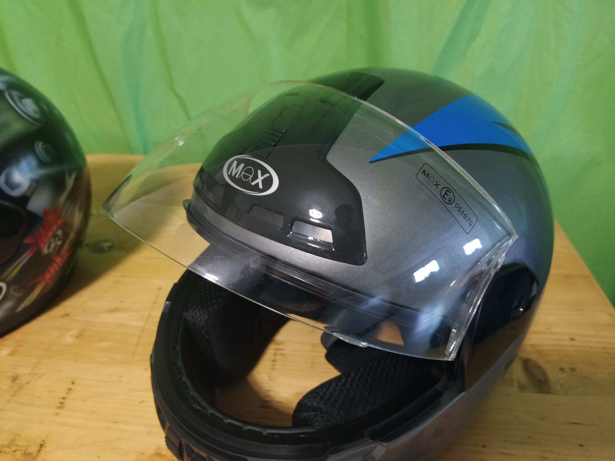 Vários capacetes para venda