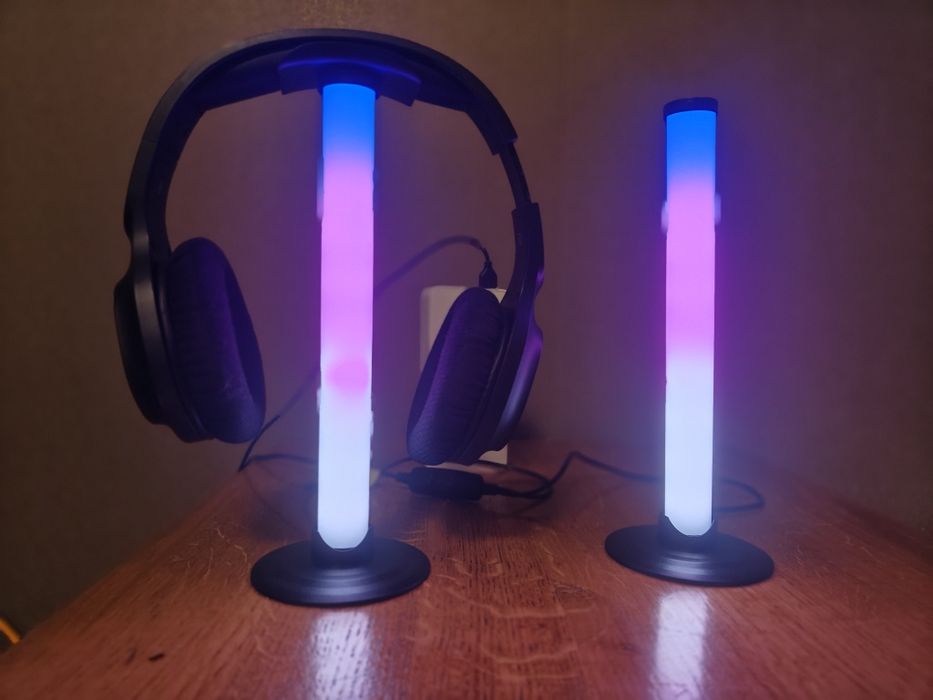 Підсвітка робочого місця та підставка для навушників