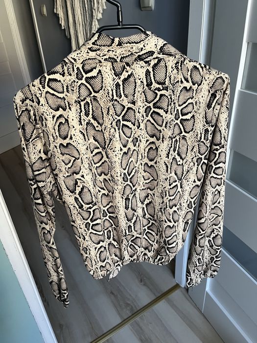 Koszula w wężową skórkę z wiązaniem