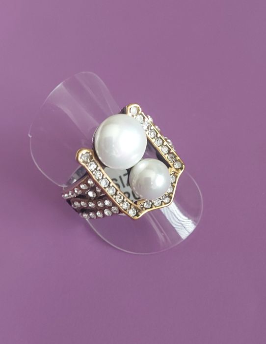 Anel bicolor, em aço, com zirconias e 2 pérolas. T20