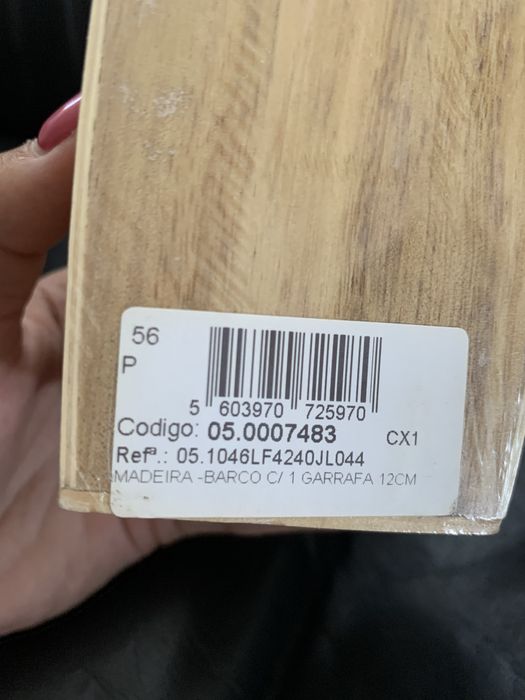 Garrafa miniatura em barco de madeira