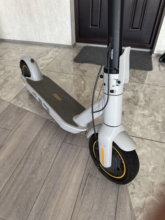 Електросамокат Ninebot KickScooter MAX G30LE