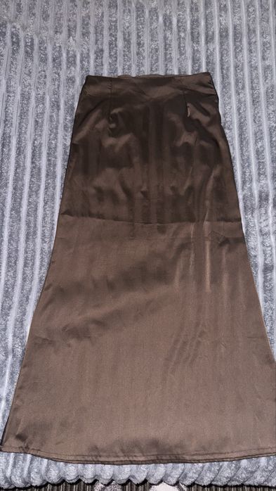 Спідниця атласна,шоколадного кольору.