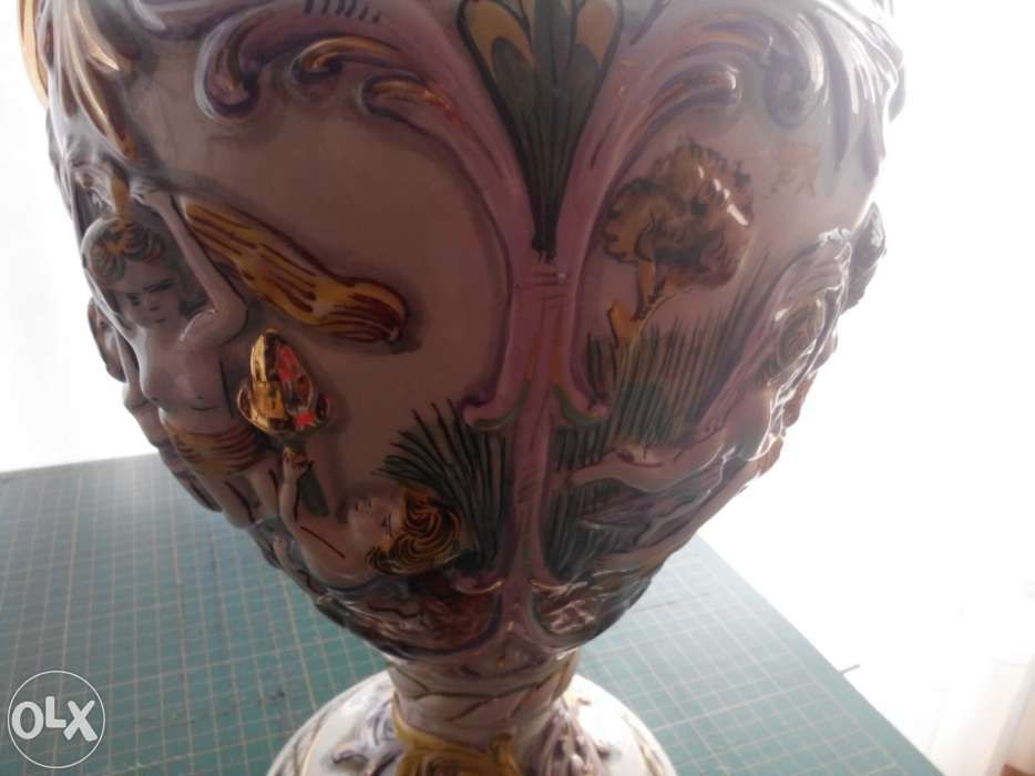 Jarrão pintado a mão com detalhes de pintura em ouro