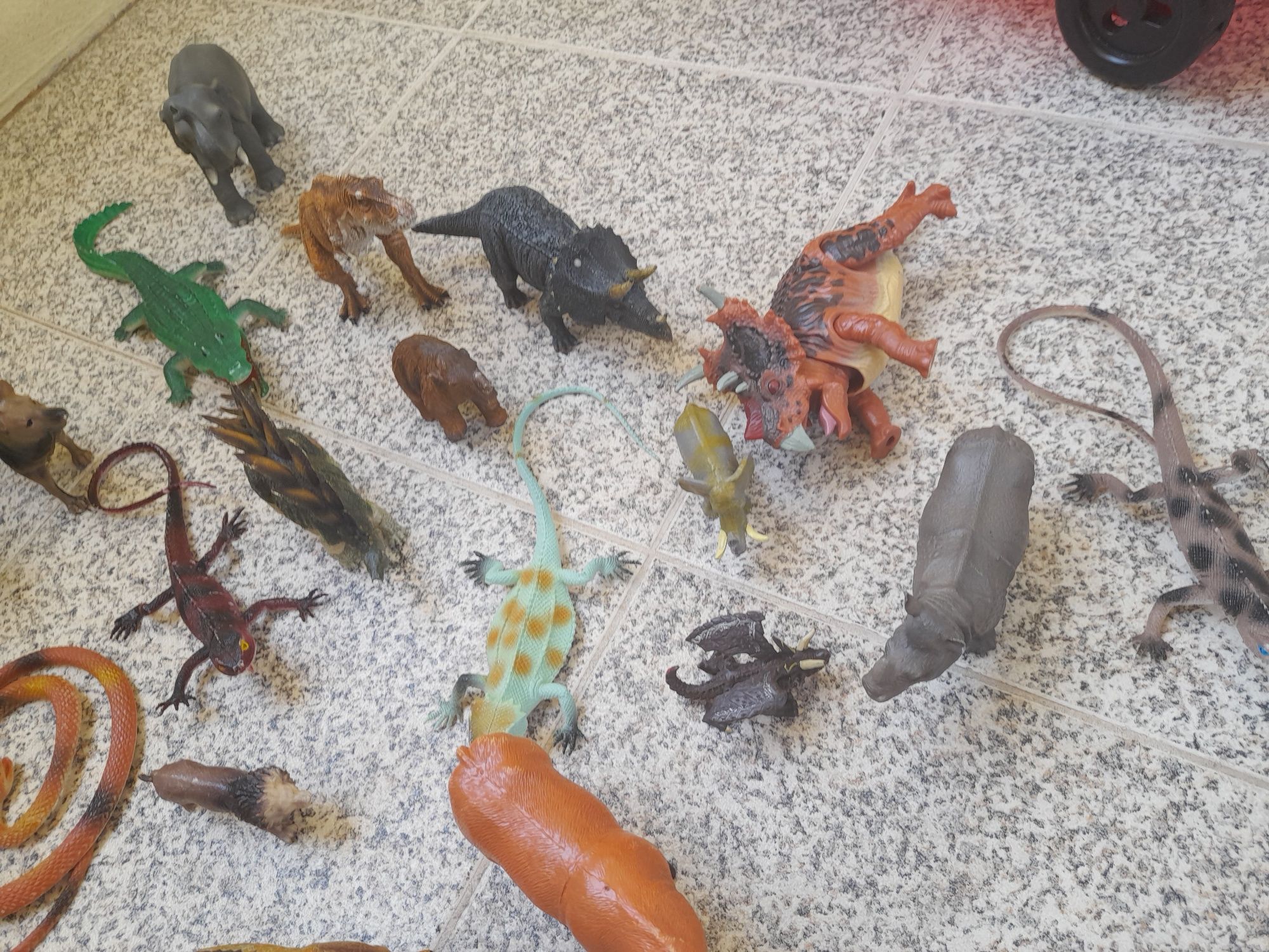 Vendo animais e figuras, robot, bonecos