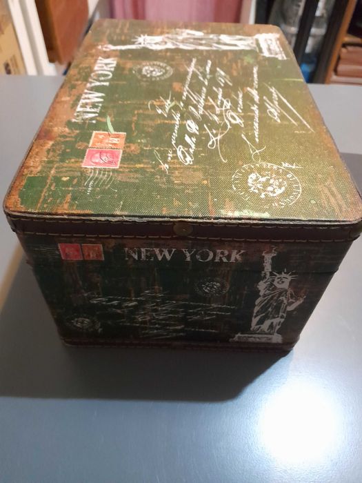 Baú ou caixa madeira e tela envelhecida Nova York retro. Usada c/ nova