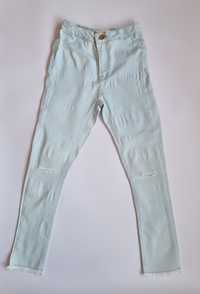 Spodnie jeansy błękitne z przetarciami dla dziewczynki rozmiar 128