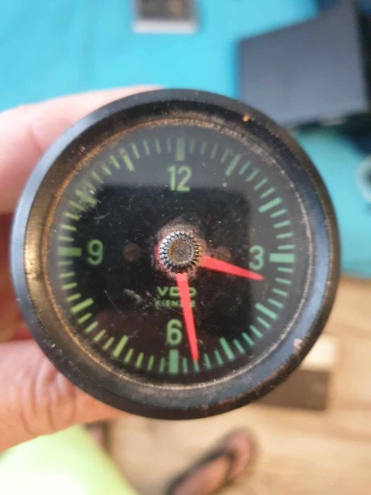 Stary zegar jest w samochodzie.vdo.klenzle