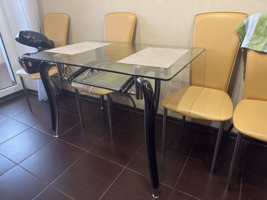 Скляний стіл на кухню