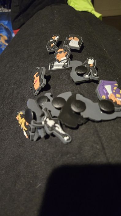 Przypinki do Croksów..