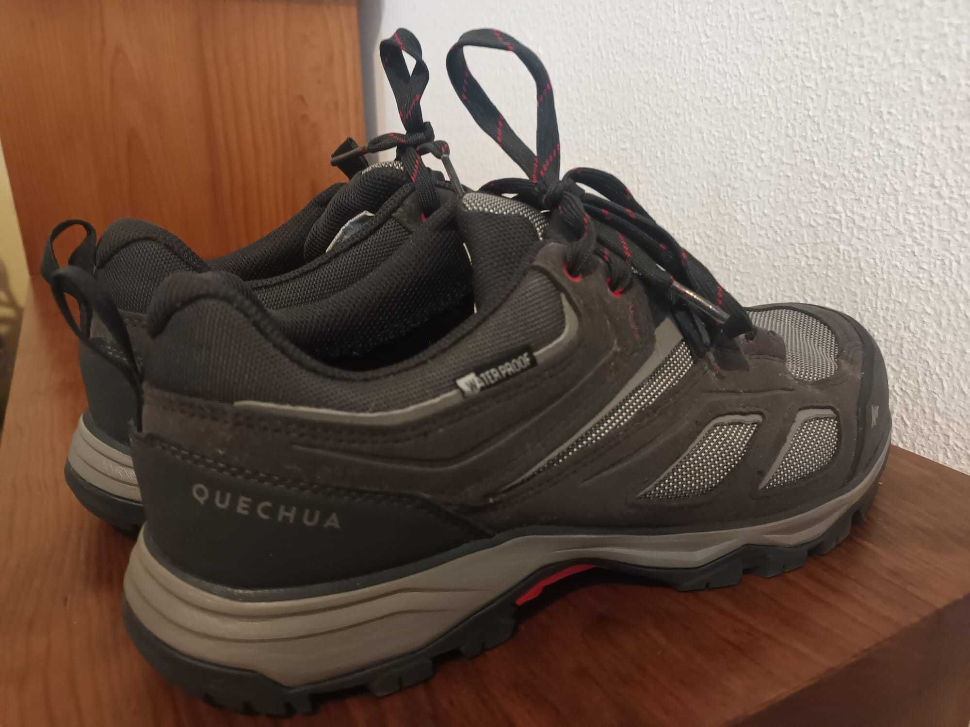 Sapatos Quechua como novos