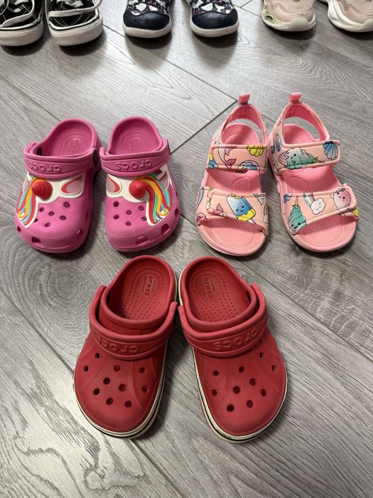 Кеди, кросівки, сандалі для дівчаток.