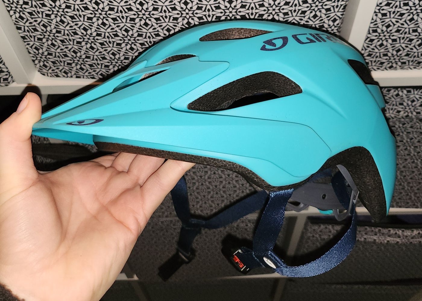 NOWY Kask rowerowy GIRO z regulacją Morski