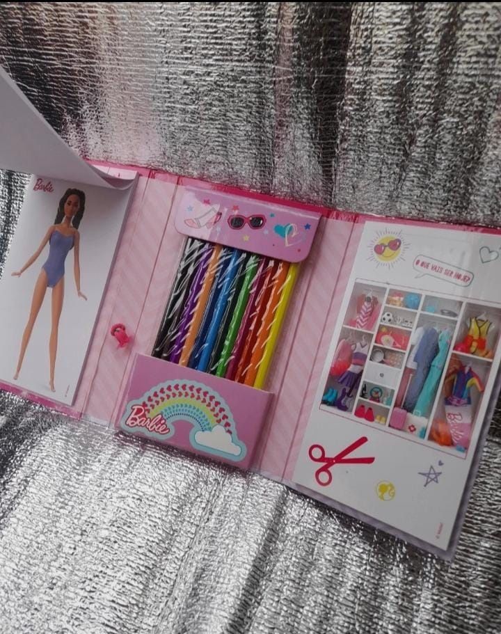 Conjunto 6 puzzles, 2 cadernos e 12 lápis Barbie
