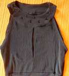 Top preto tipo body com decote