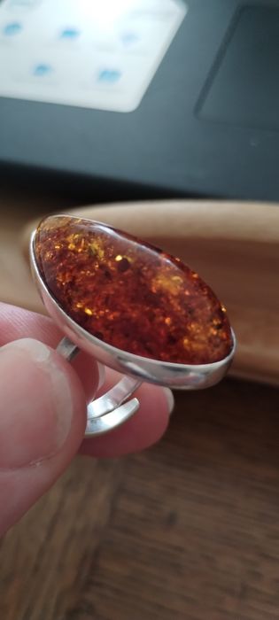 Pierścionek ze srebra z bursztynem