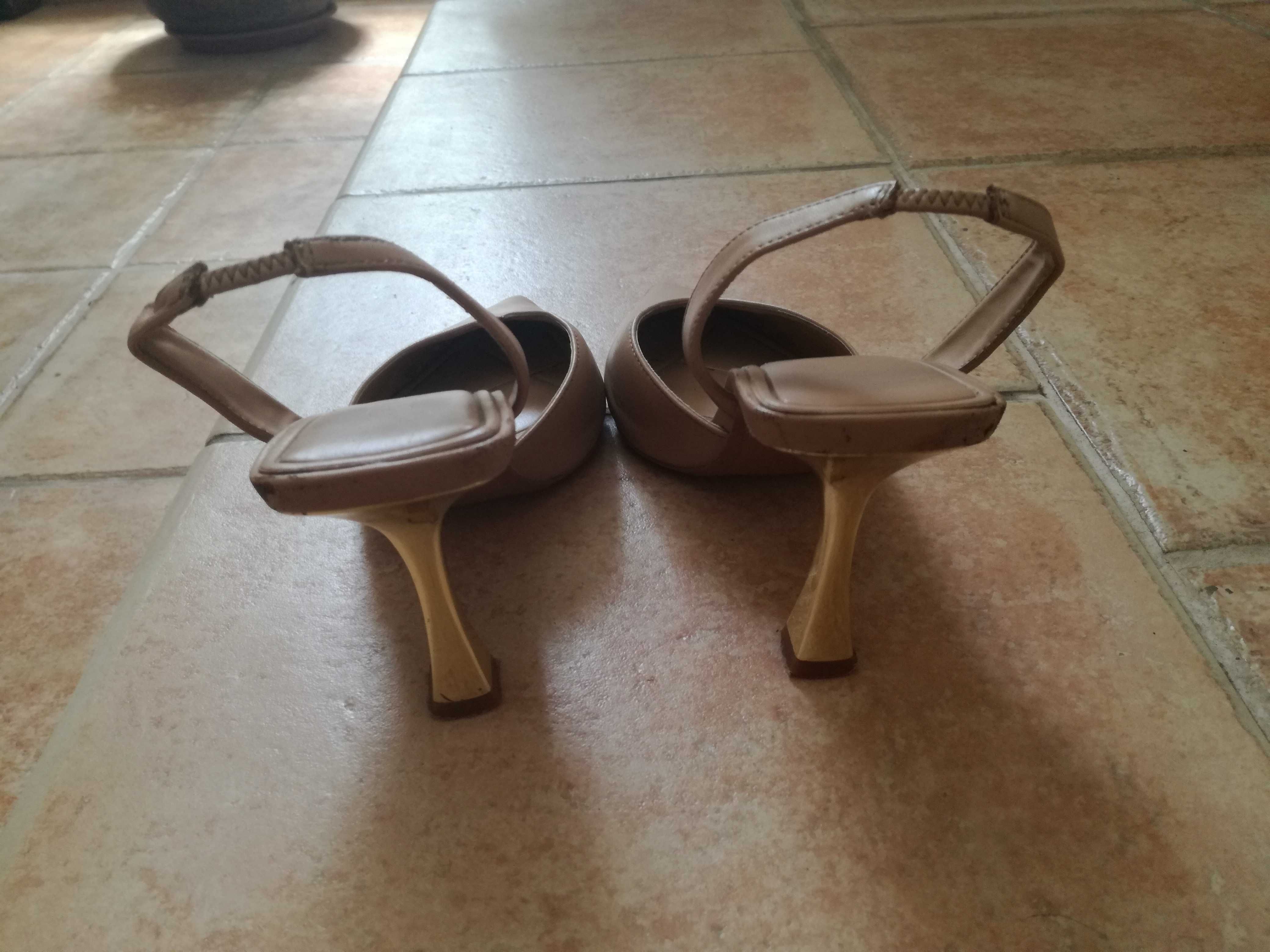 Sandálias sapatos abertos atrás beges da Zara
