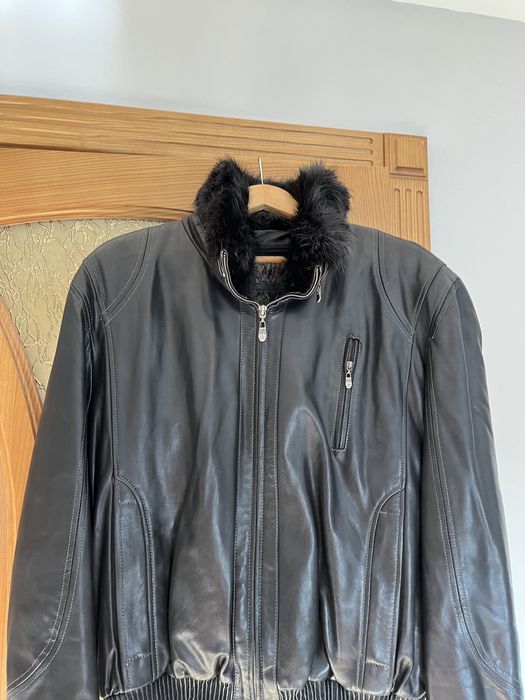 Курточка шкіряна, два в оній.