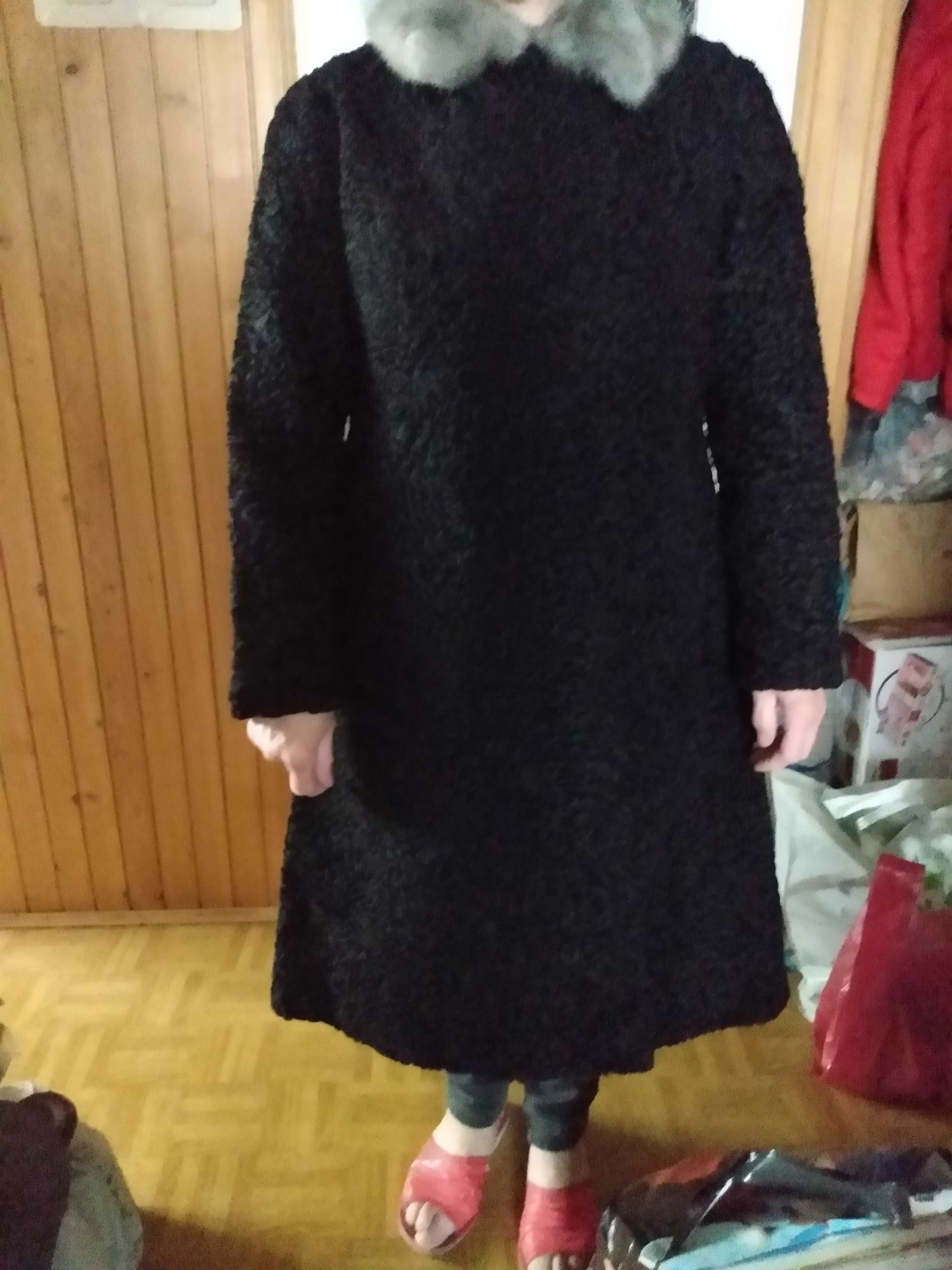 Czarne futro z karakuł