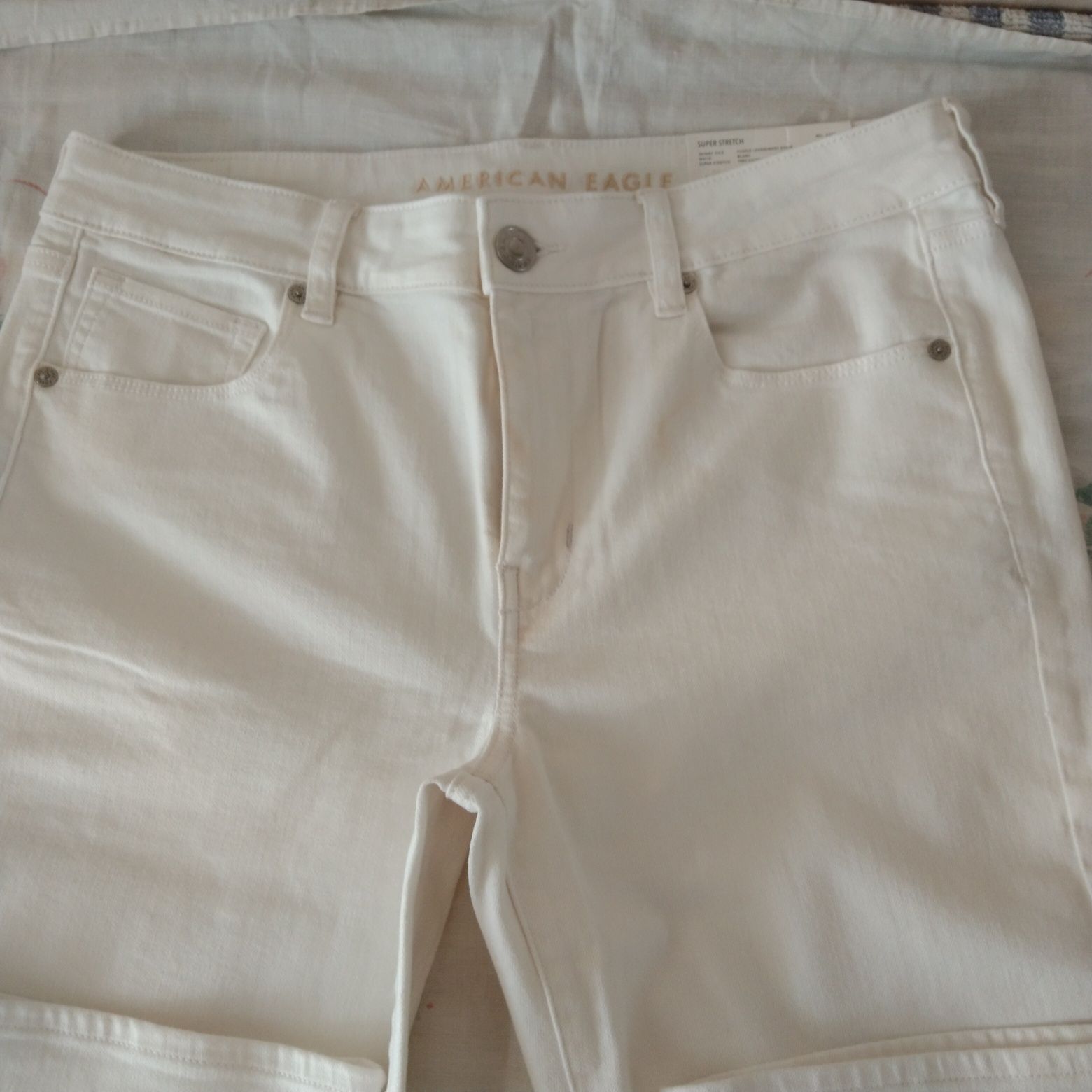 Белые джинсы фирма "AMERICAN EAGLE"