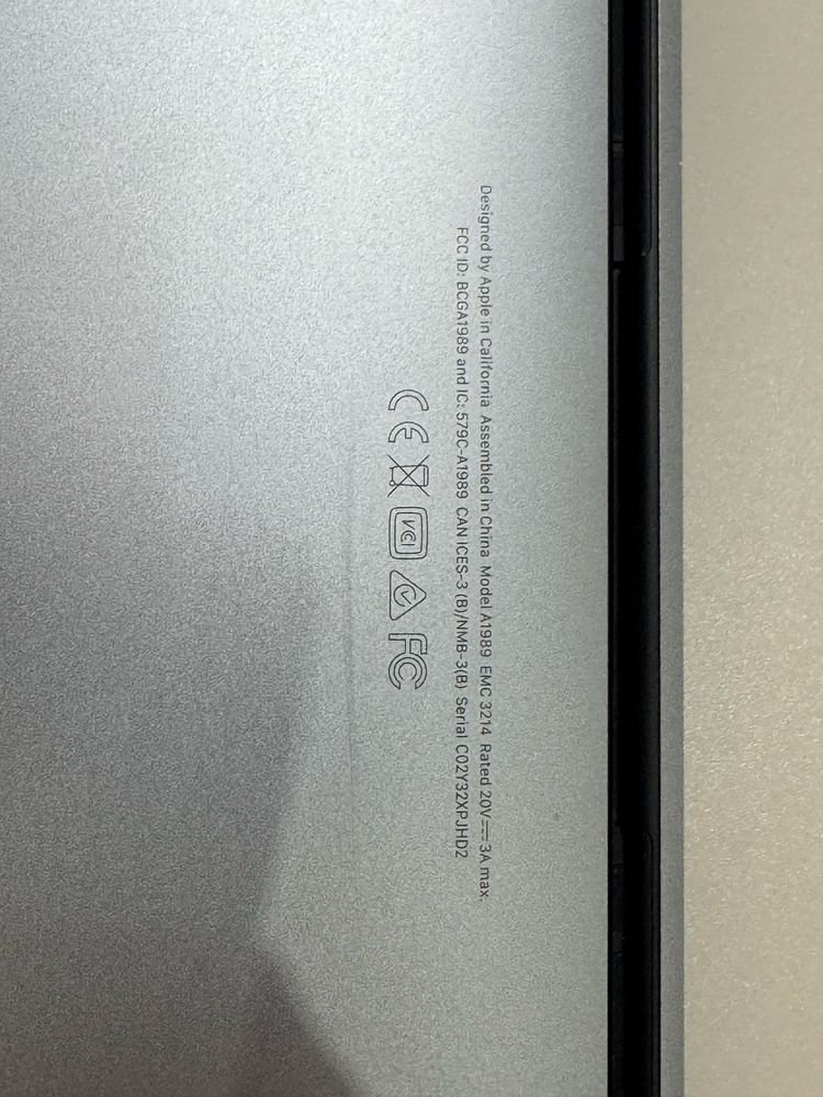 Продам Ноутбук MacBook Pro 13 2018 i7 16GB RAM 512GB SSD Touch Bar