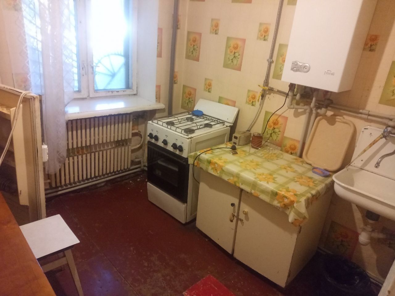 Сдается 1ком кв с автономным отоплением. Центр. 1эт 5эт дома. Простая