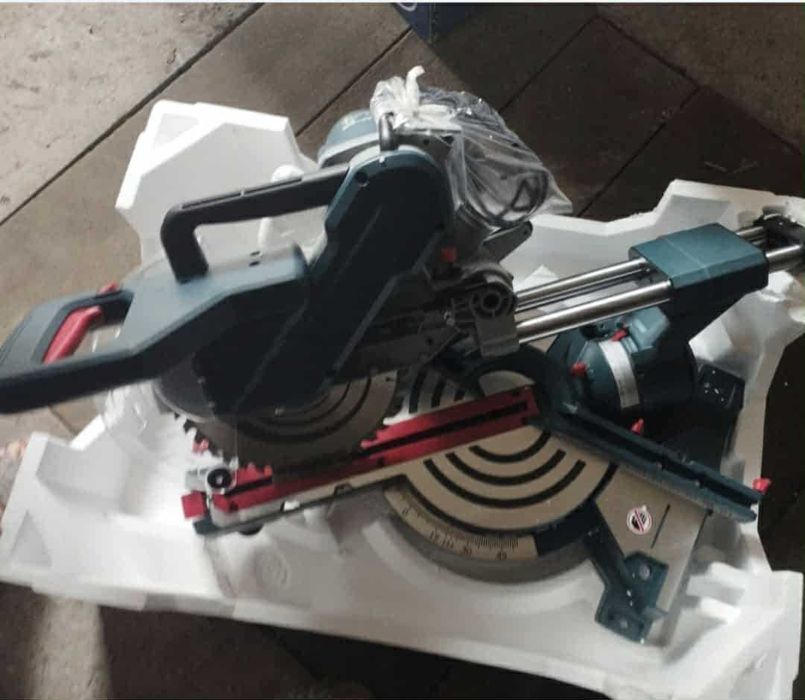 Piła ukośnica BOSCH GCM 254D 1800W 254 mm