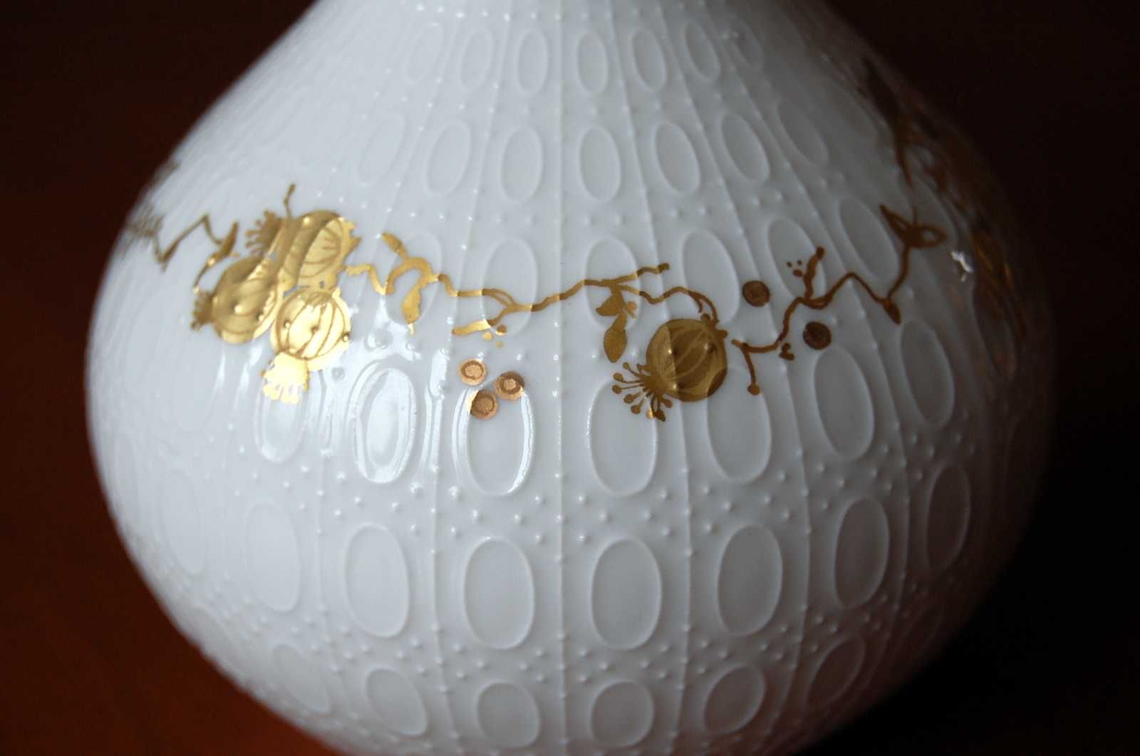 Porcelanowy, cebulowy wazonik Rosenthal. Design Bjorn Wiinblad.