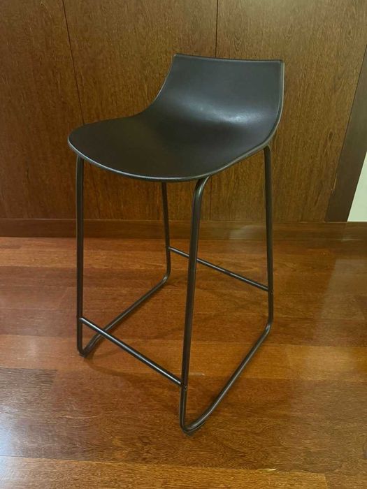 Conjunto de 4 Bancos Altos Modernos – em ótimo estado